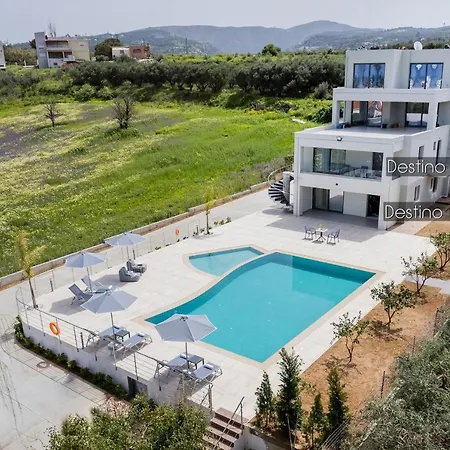 Destino Luxury Retreats - Large Pool - Near