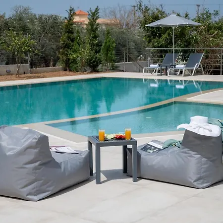 Destino Luxury Retreats - Large Pool - Near